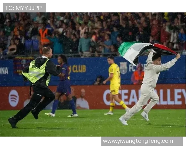 巴勒斯坦足球明星高举国旗展现民族团结与体育精神