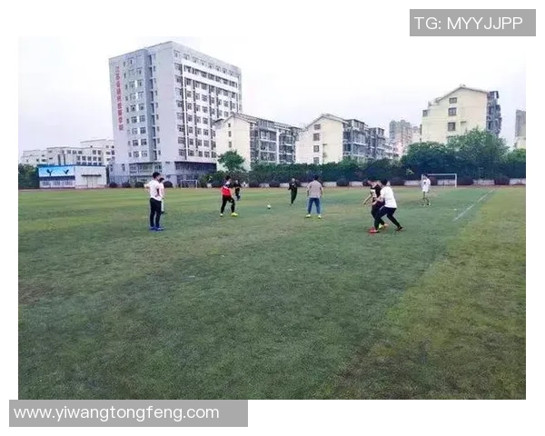 足球明星大学生的成长之路与校园生活的精彩瞬间 足球明星大学生的成长之路与校园生活的精彩瞬间